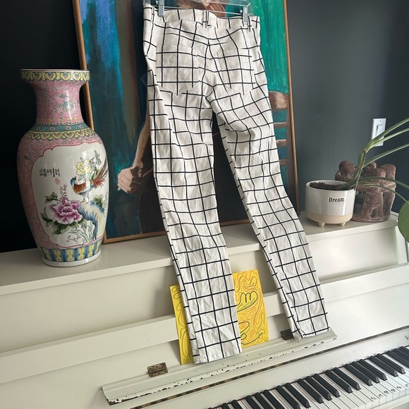 Divided White Pants with Black Grid Pattern 8 - Picture 10 of 16